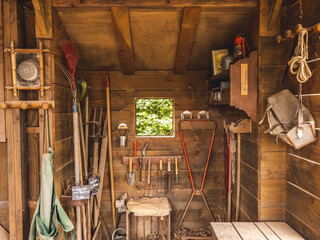 Ancienne cabane en bois de jardinier avec beaucoup d'outils de jardinage - magnifique décor