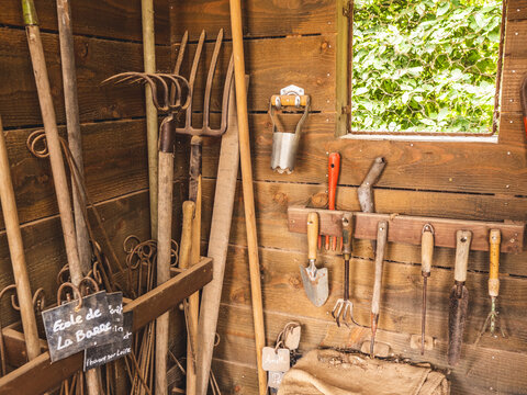Ancienne cabane en bois de jardinier avec beaucoup d'outils de jardinage - magnifique d&eacute;cor