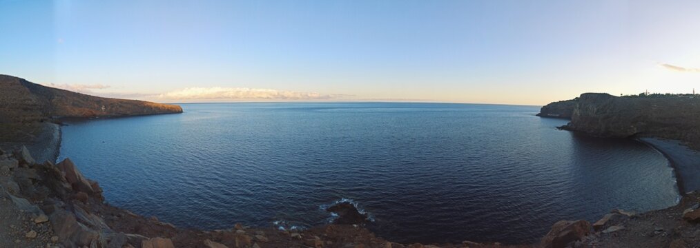 Panor&aacute;mica de dos playas en la Gomera al atardecer