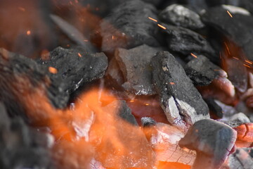 Fuego con  pavesas sobre carbón (brasas) - obrazy, fototapety, plakaty