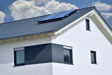 Fassade eines neu gebauten modernen Wohnhauses