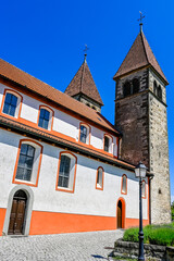 Reichenau, Insel Reichenau, St. Peter und Paul, Kirche, Doppelt&uuml;rme, Inselrundweg, Seeufer, Gem&uuml;seinsel, Niederzell, Bodensee, Untersee, Naturschutz, Uferweg, Sommer, Baden-W&uuml;rttemberg, Deutschland