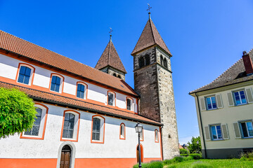 Reichenau, Insel Reichenau, St. Peter und Paul, Kirche, Doppelt&uuml;rme, Inselrundweg, Seeufer, Gem&uuml;seinsel, Niederzell, Bodensee, Untersee, Naturschutz, Uferweg, Sommer, Baden-W&uuml;rttemberg, Deutschland