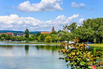 Obraz premium Reichenau, Insel Reichenau, St. Peter und Paul, Kirche, Doppeltürme, Inselrundweg, Seeufer, Gemüseinsel, Niederzell, Genslehorn, Bodensee, Untersee, Naturschutz, Sommer, Baden-Württemberg, Deutschland