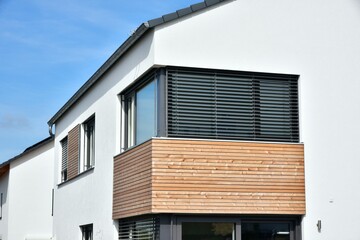 Mit Holzplanken verschaltes modernes Wohnhauses