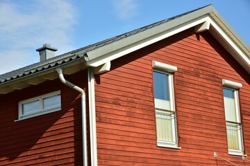 Mit Holzplanken verschaltes modernes Wohnhauses