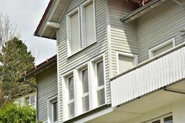 Mit Holzplanken verschaltes modernes Wohnhaus als Niedrigenergiehaus © Hermann