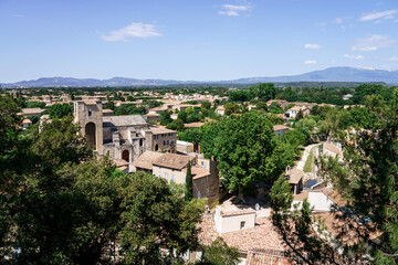 Vue panoramique sur le village Pernes-les-Fontaines. France. - 507688791