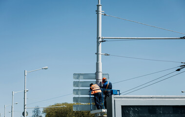 builders work at lifting cradle