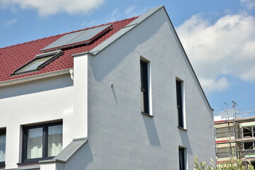 Fassade eines neu gebauten modernen Wohnhauses
