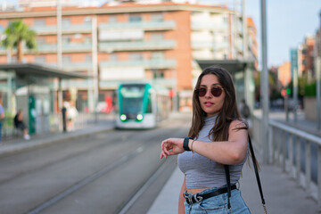 CHICA JOVEN EN CIUDAD ESPERANDO TRANVIA © jose escudero