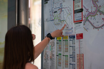 CHICA JOVEN EN CIUDAD ESPERANDO TRANSPORTE PUBLICO © jose escudero