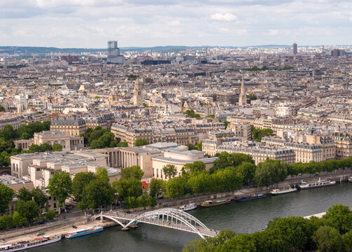 Vue de Paris (France) : la Seine, le tribunal de Paris, etc.