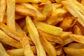 Closeup em uma porção de batatas fritas prontas para o consumo.