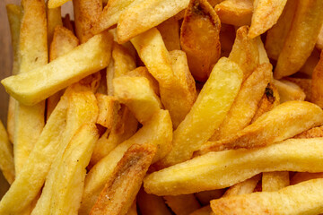 Closeup em uma porção de batatas fritas prontas para o consumo.