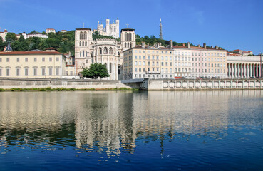 Fototapeta na wymiar vue sur Le Vieux Lyon et la colline de Fourvière au bord de Saône