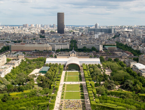 Vue du Champ de mars, de l'école militaire et de la tour Montparnasse à Paris (France)