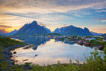 herrlicher Ausblick auf die Lofoten in Norwegen im Sommer zur Mittsommernacht