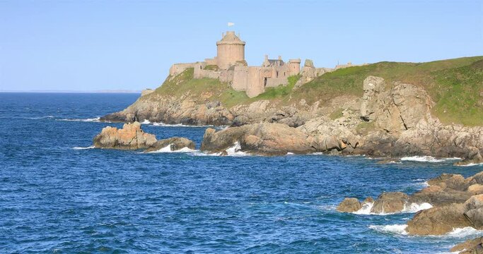Grand soleil sur le Fort la Latte en Bretagne 