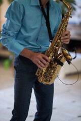 Naklejka premium The musician plays the saxophone close-up