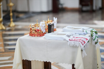 table with attributes for a wedding in the temple.