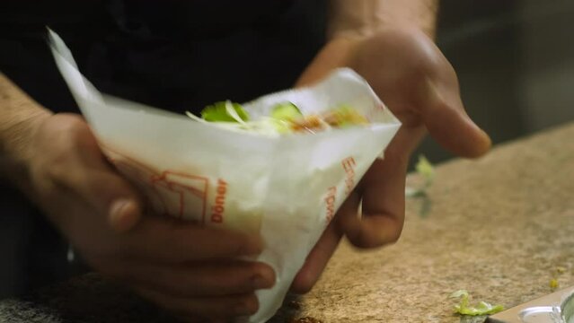 Preparation of doner kebabs in an oriental diner