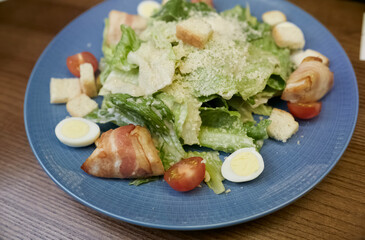 Salad Caesar Kolongwm Plan with raw Parmesan and Iceberg salad.