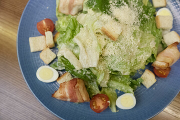 Salad Caesar Kolongwm Plan with raw Parmesan and Iceberg salad.