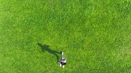 草原を走る女性の空撮　真俯瞰
