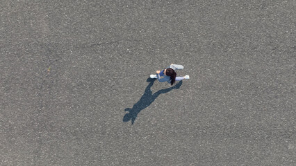 ジョギングする女性の空撮　真俯瞰