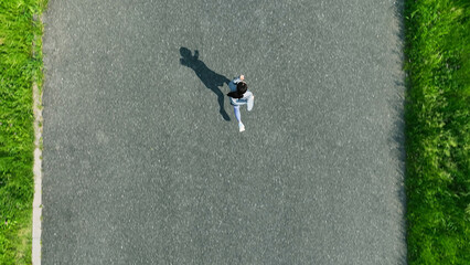 土手でジョギングする女性の空撮　真俯瞰