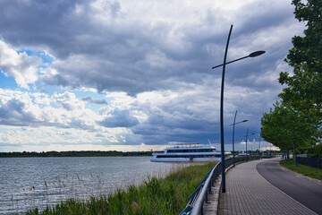 Seepromenade am Markkleeberger See mit Anlegestelle und Schiff, Wasser, Wolken, Markkleeberg bei...