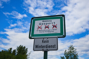 Schild Waldweg gesperrt, Fahrverbot für Motorrad, Auto und Reiter, Zusatz kein Winterdienst,...