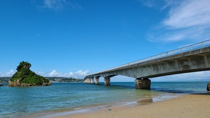 Obraz premium 美しい海と大きな橋
