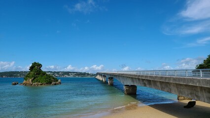 Fototapeta na wymiar 真っ青な空と海　巨大な橋
