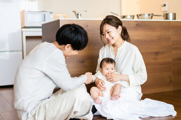 赤ちゃんのいる幸せな家族