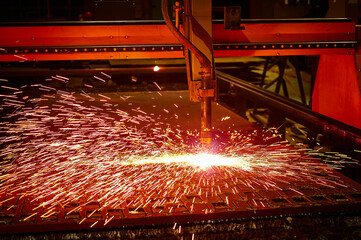 Automatic constricted arc cutting of plate iron piece