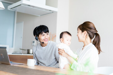 在宅勤務をするお父さんと子育てをするお母さん