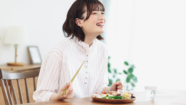 食事中」の写真素材 | 20,745件の無料イラスト画像 | Adobe Stock