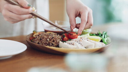 料理をお皿に盛り付ける女性