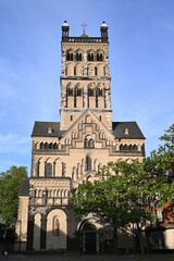 Fototapeta na wymiar Kirche Quirinus-Münster in Neuss, NRW, Deutschland 