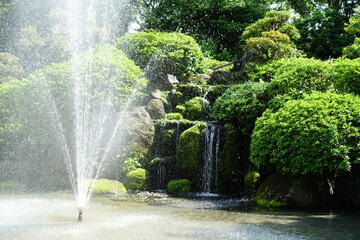 庭園の滝、豊かな水と緑