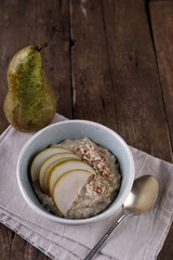 Oatmeal with pear and almonds