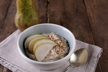 Oatmeal with pear and almonds