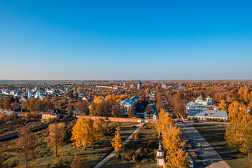 Fototapeta na wymiar Autumn view of the town of Suzdal from the bell tower