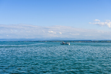 Meersburg, Bodensee, Seerundfahrt, Schifffahrt, Seeufer, Uferpromenade, Uferweg, Altstadt, Unterstadt, Schiffssteg, Baden-Württemberg, Sommer, Deutschland