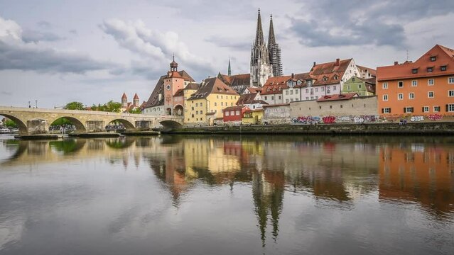 Filmmaterial der Stadt Regensburg in Bayern mit dem Fluss Donau dem Dom und der steinernen Br&uuml;cke im Sommer, Deutschland