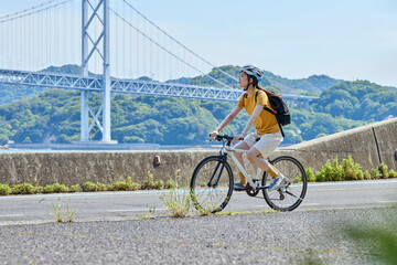 Fototapeta na wymiar しまなみ海道にてサイクリングを楽しむ地本人女性