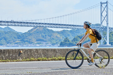 しまなみ海道にてサイクリングを楽しむ地本人女性