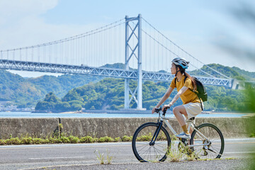 しまなみ海道にてサイクリングを楽しむ地本人女性